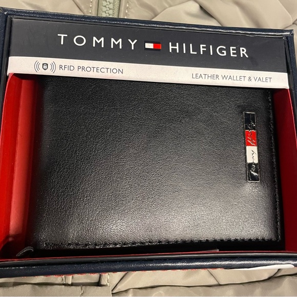Tommy Hilfiger men’s wallet…black leather with a black leather valet box - Picture 1 of 6